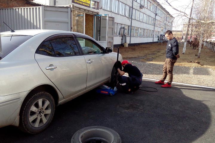 Для шиномонтажного цеха техникума в Хакасии приобрели оборудование 